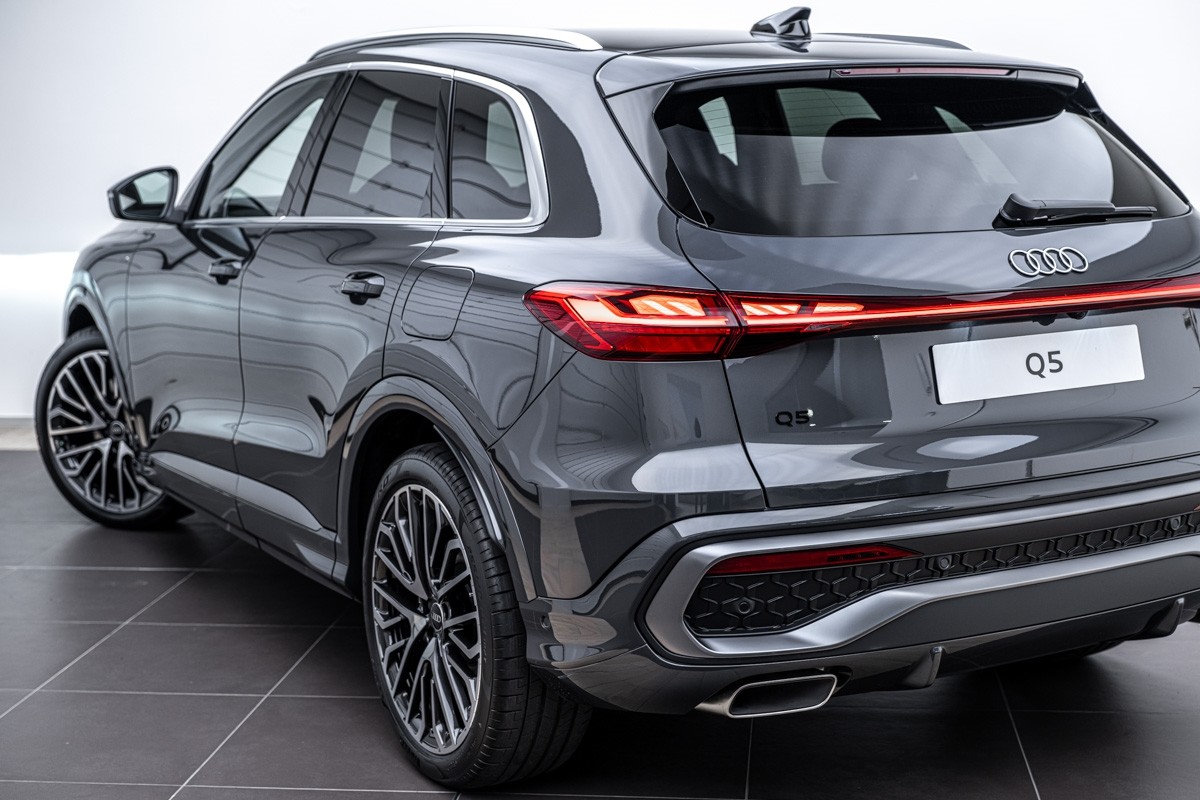 Audi Q5 E-HYBRID S LINE