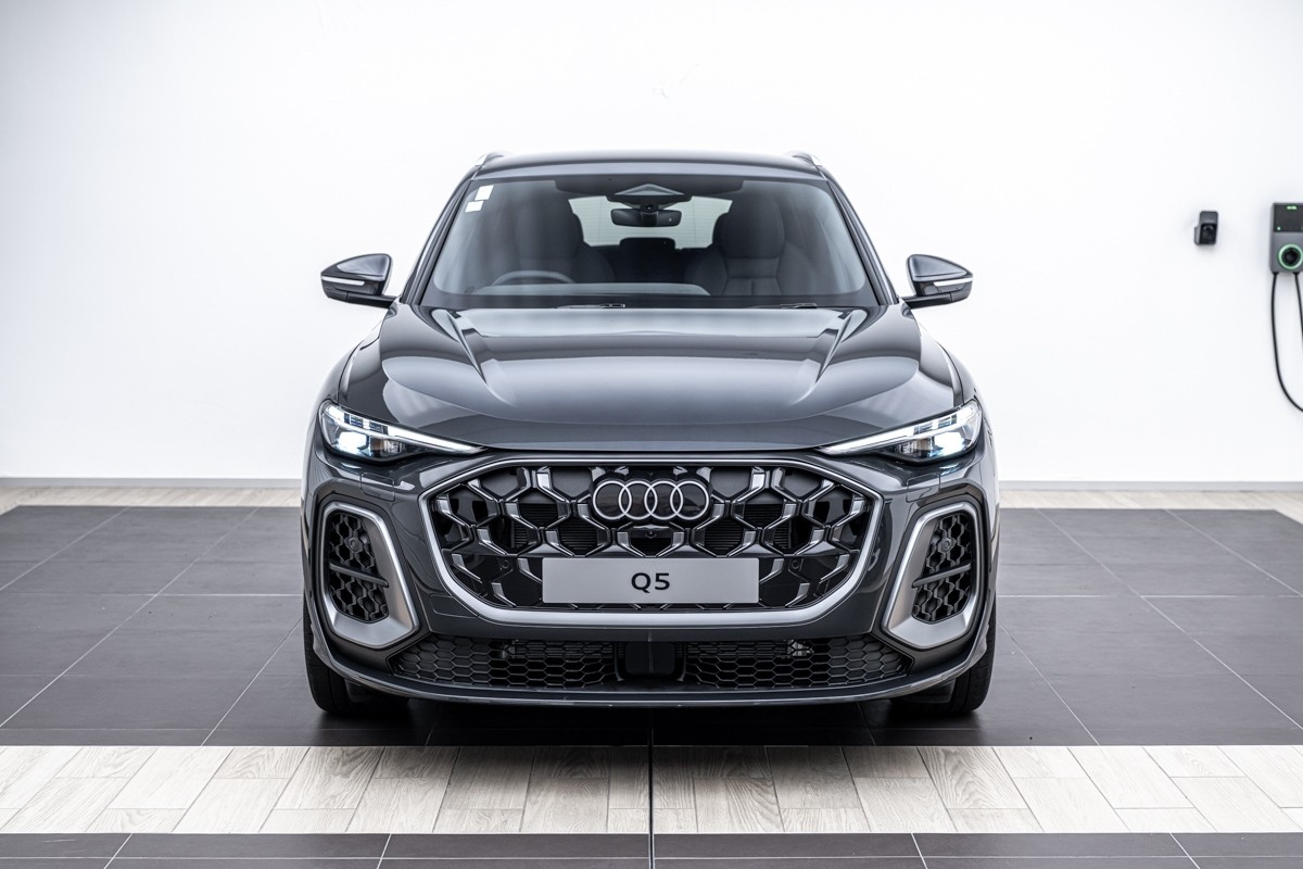 Audi Q5 E-HYBRID S LINE