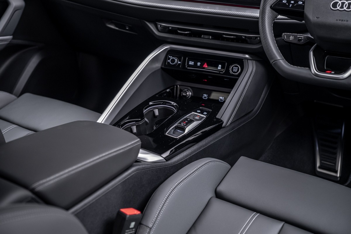 Audi Q5 E-HYBRID S LINE