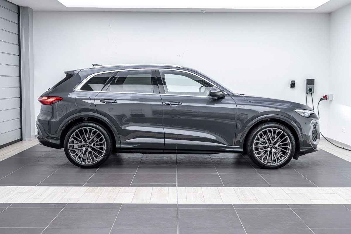 Audi Q5 E-HYBRID S LINE