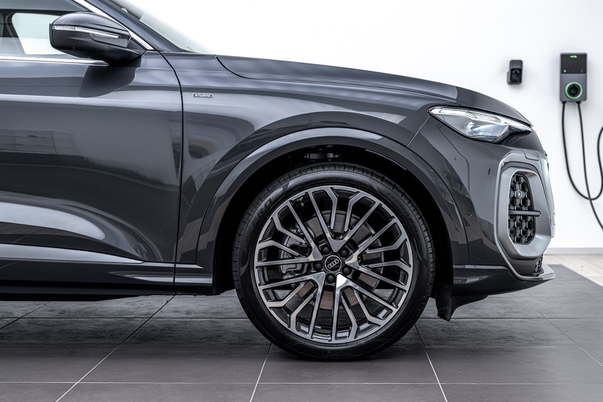 Audi Q5 E-HYBRID S LINE