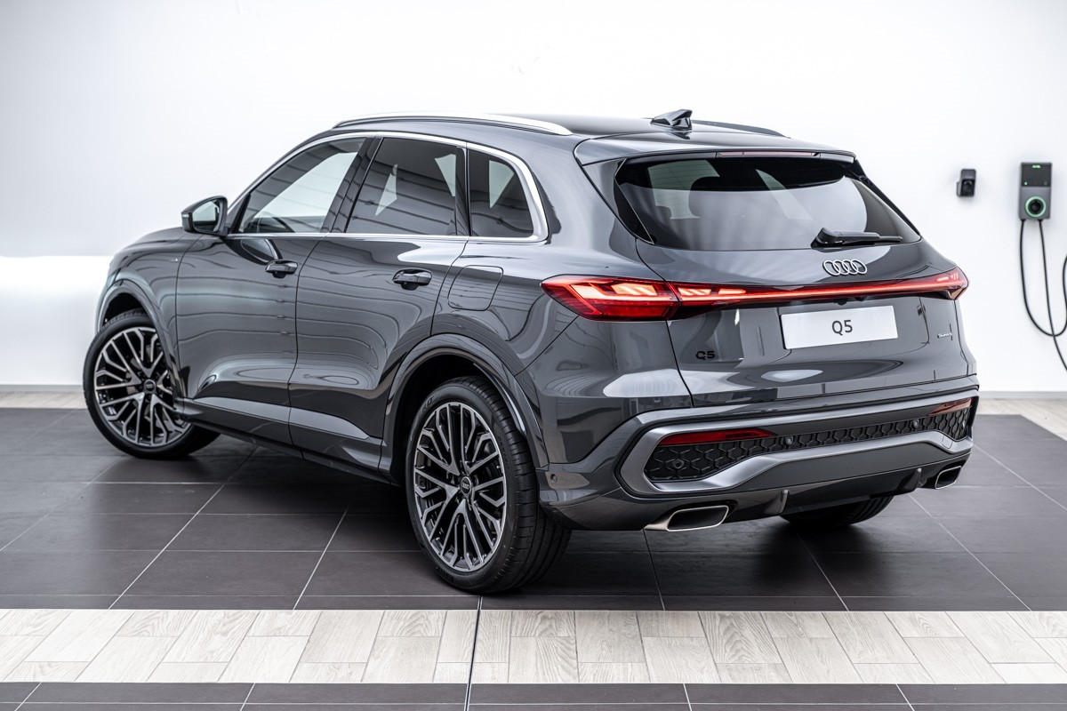 Audi Q5 E-HYBRID S LINE