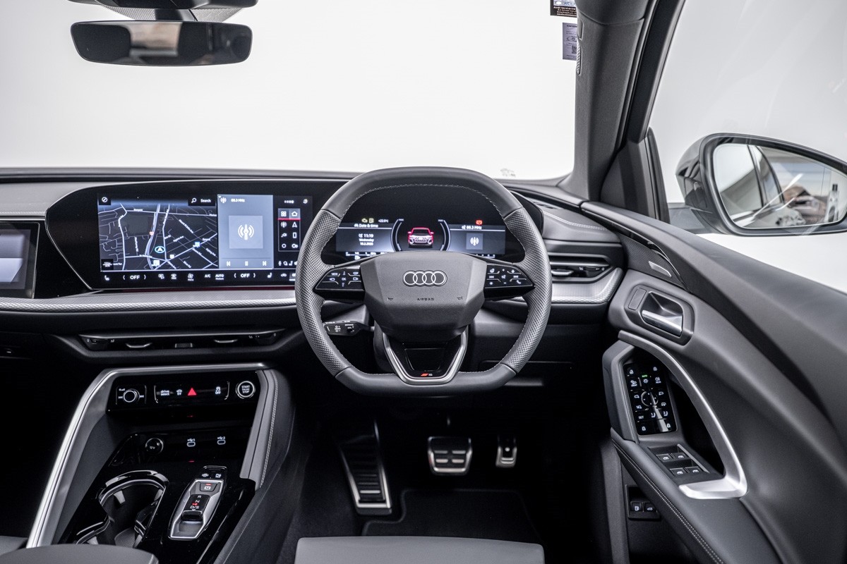 Audi Q5 E-HYBRID S LINE