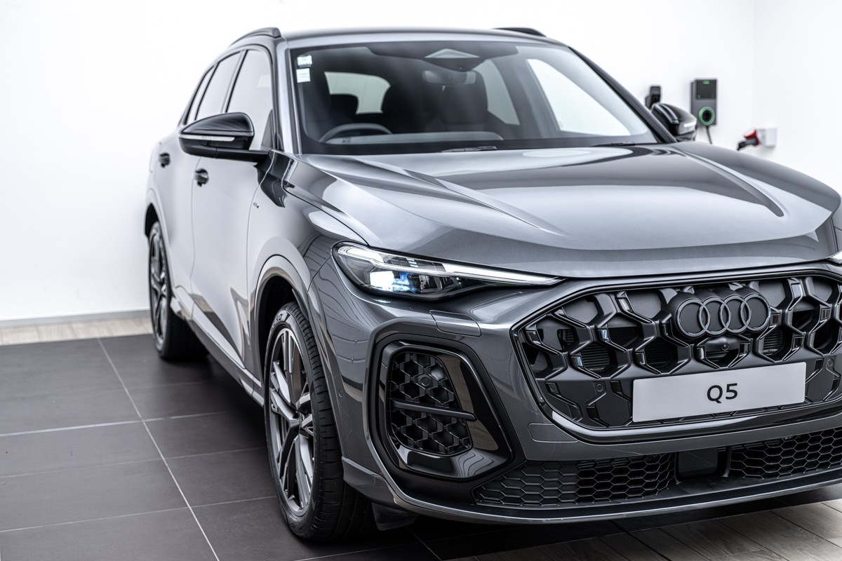 Audi Q5 E-HYBRID S LINE