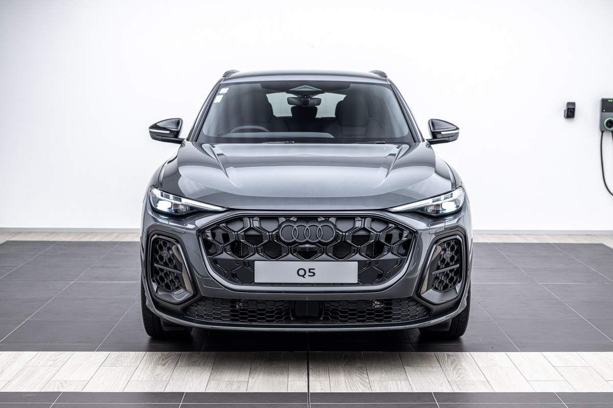 Audi Q5 E-HYBRID S LINE