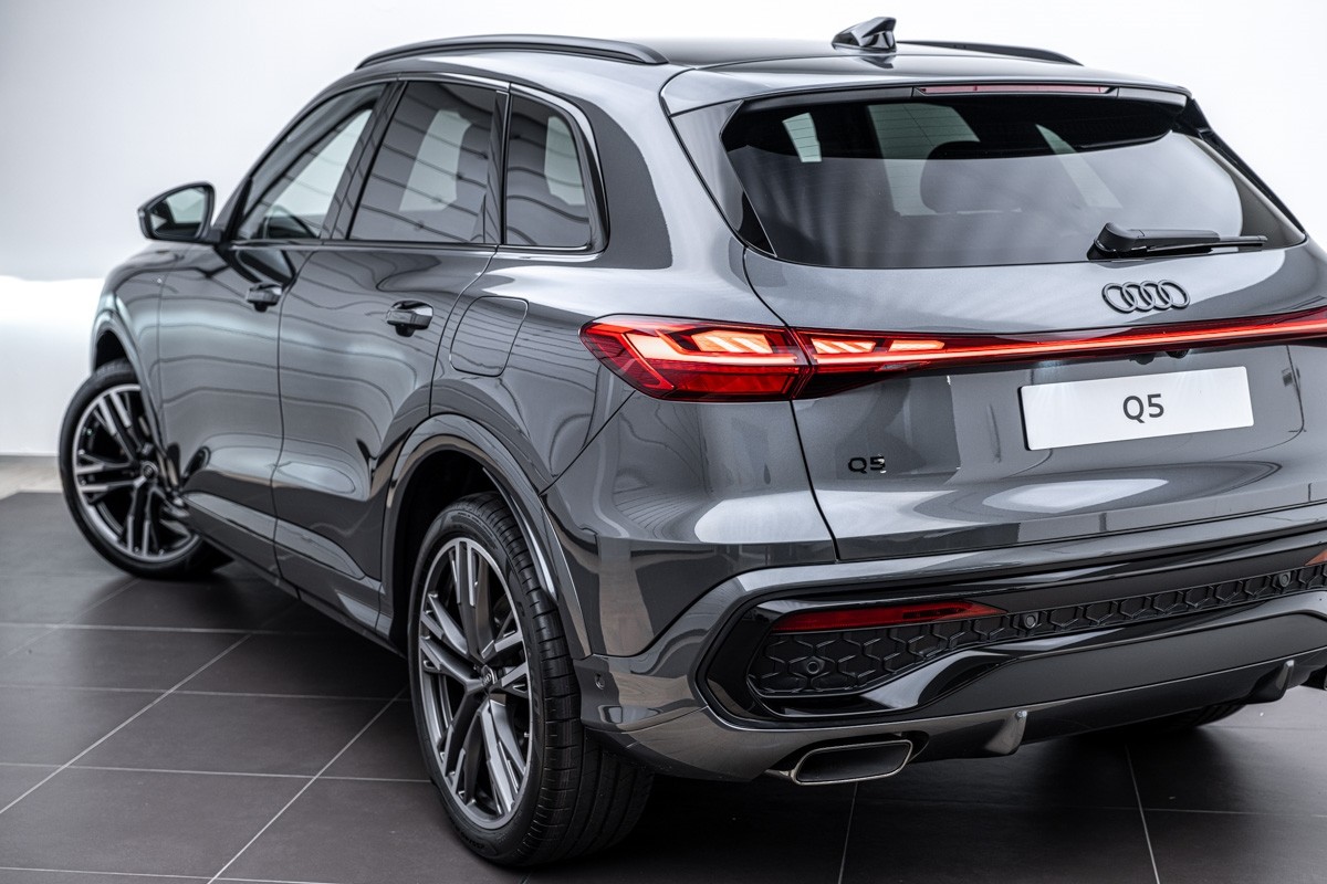 Audi Q5 E-HYBRID S LINE