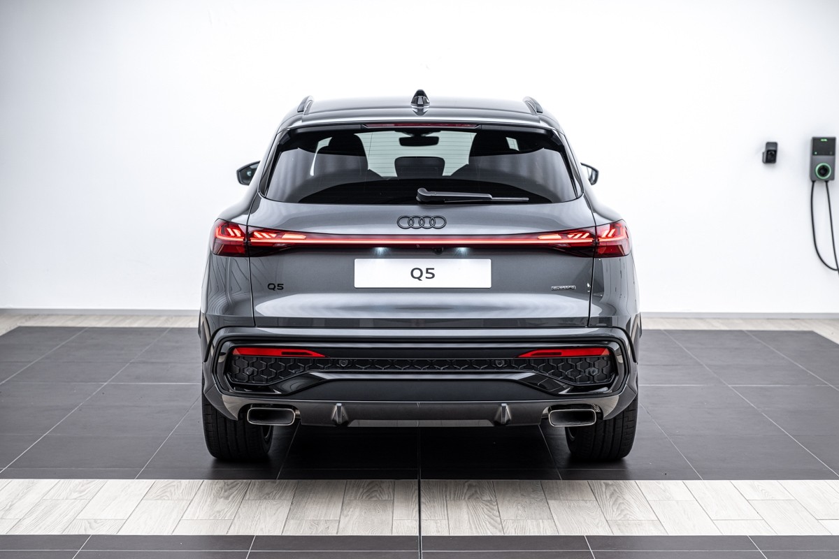 Audi Q5 E-HYBRID S LINE