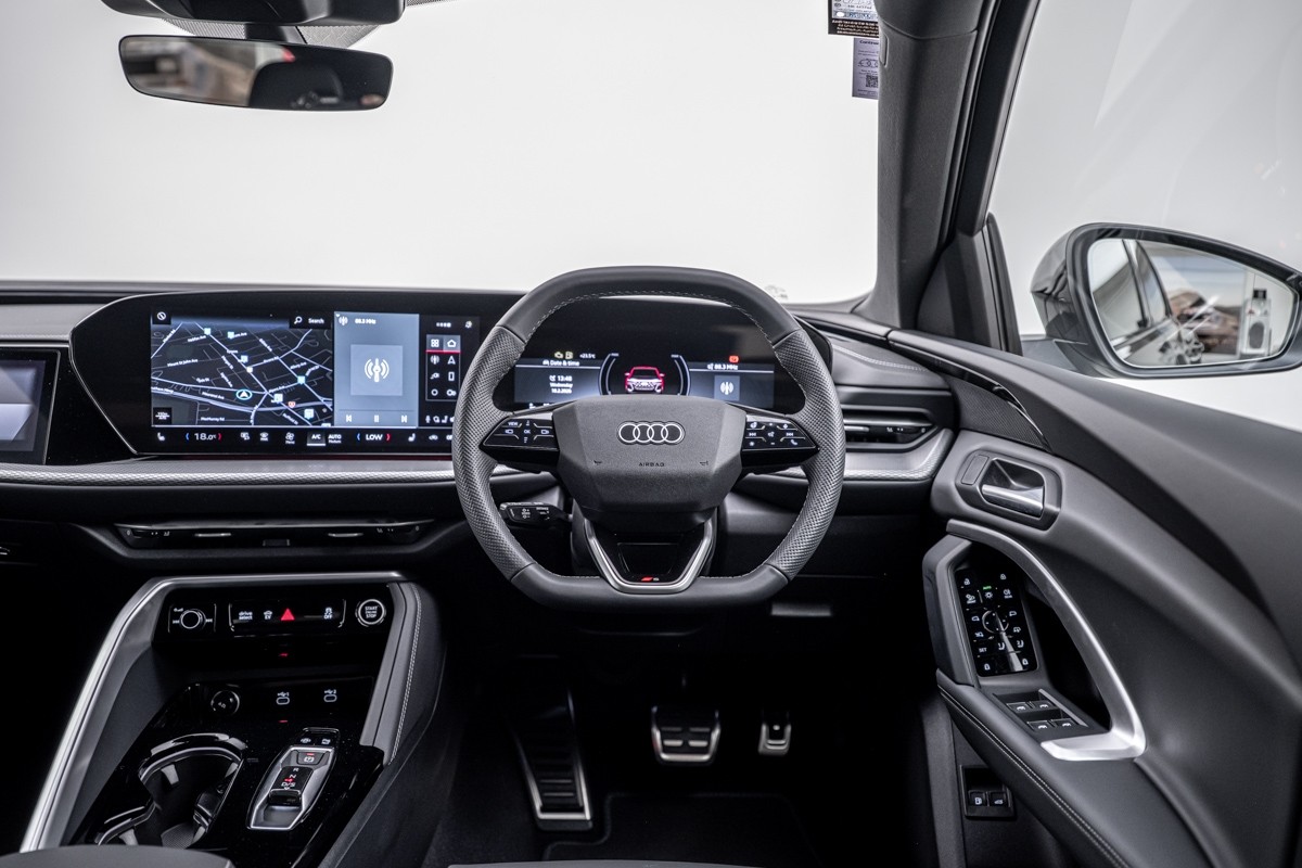 Audi Q5 E-HYBRID S LINE