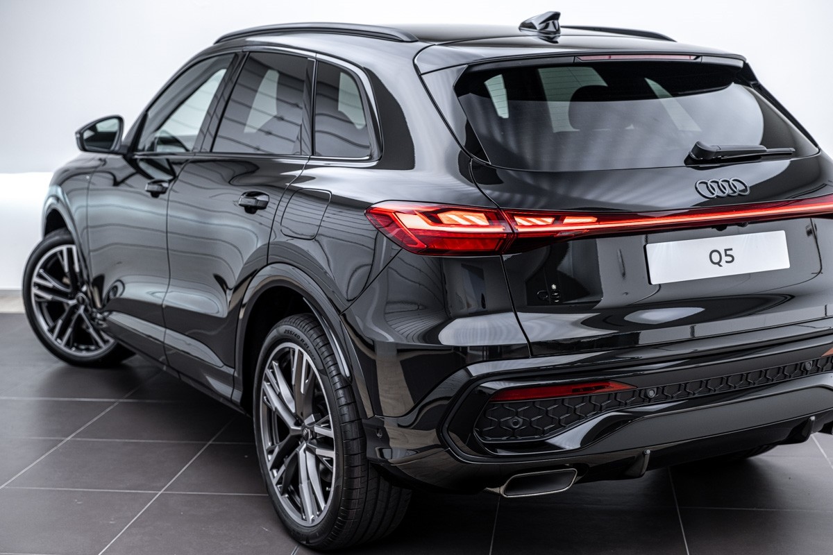 Audi Q5 E-HYBRID S LINE