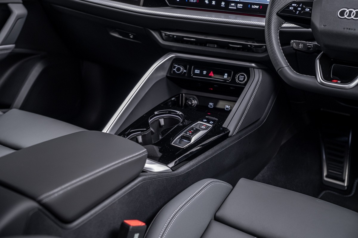 Audi Q5 E-HYBRID S LINE