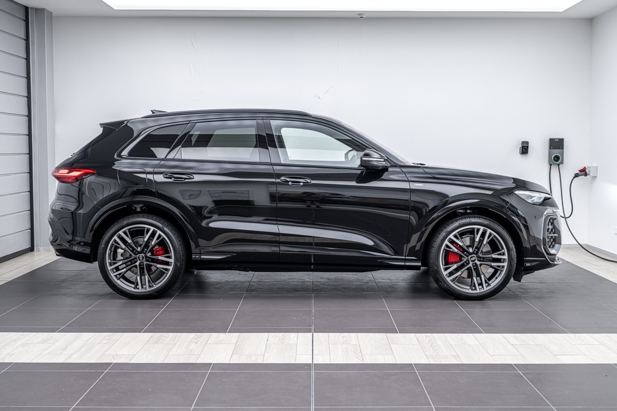 Audi Q5 E-HYBRID S LINE