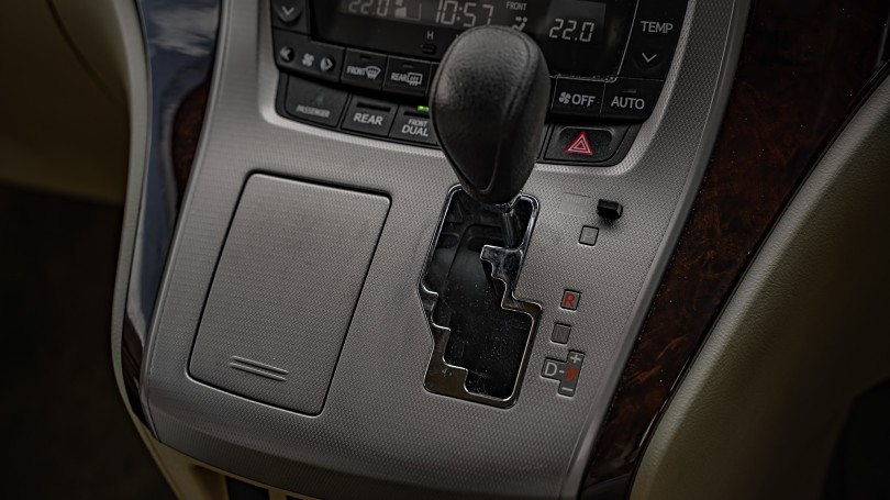 2012 Toyota Alphard 15