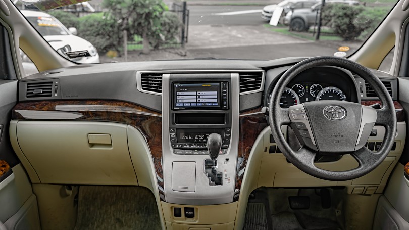 2012 Toyota Alphard 10