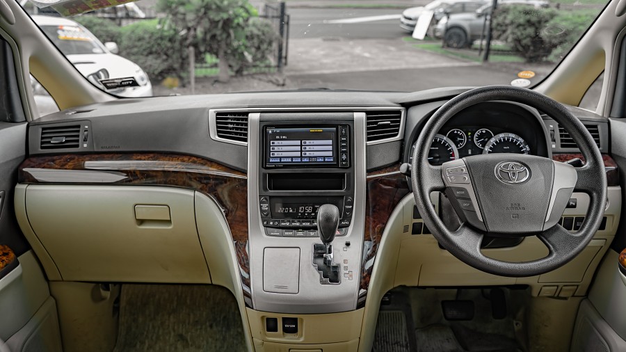 2012 Toyota Alphard 10