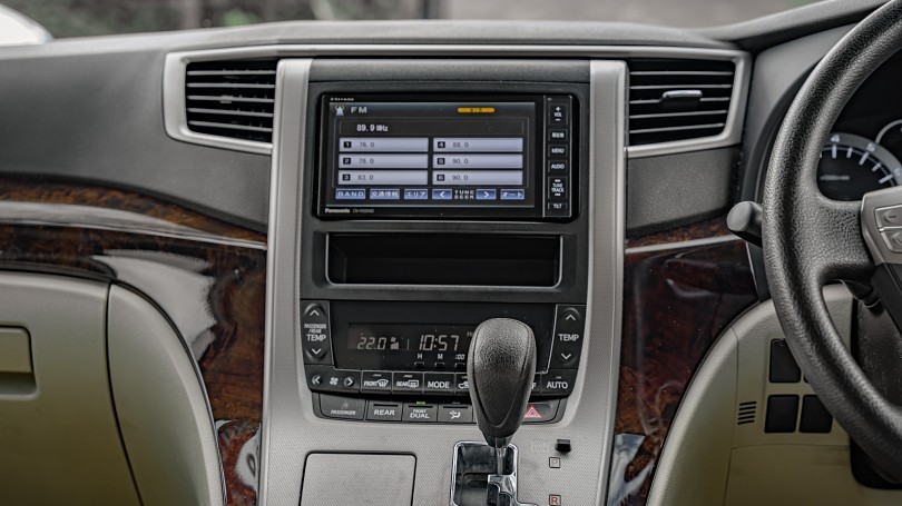 2012 Toyota Alphard 14