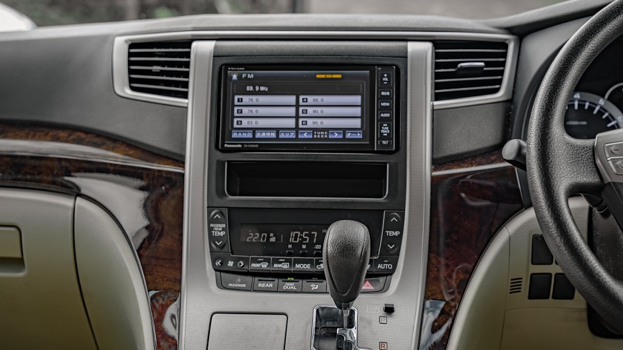 2012 Toyota Alphard 14