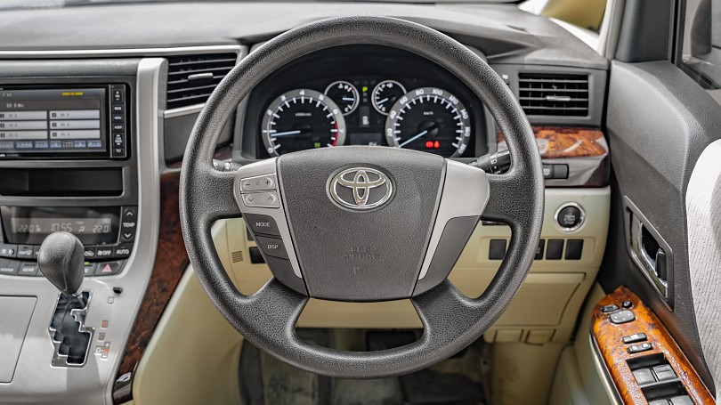 2012 Toyota Alphard 11