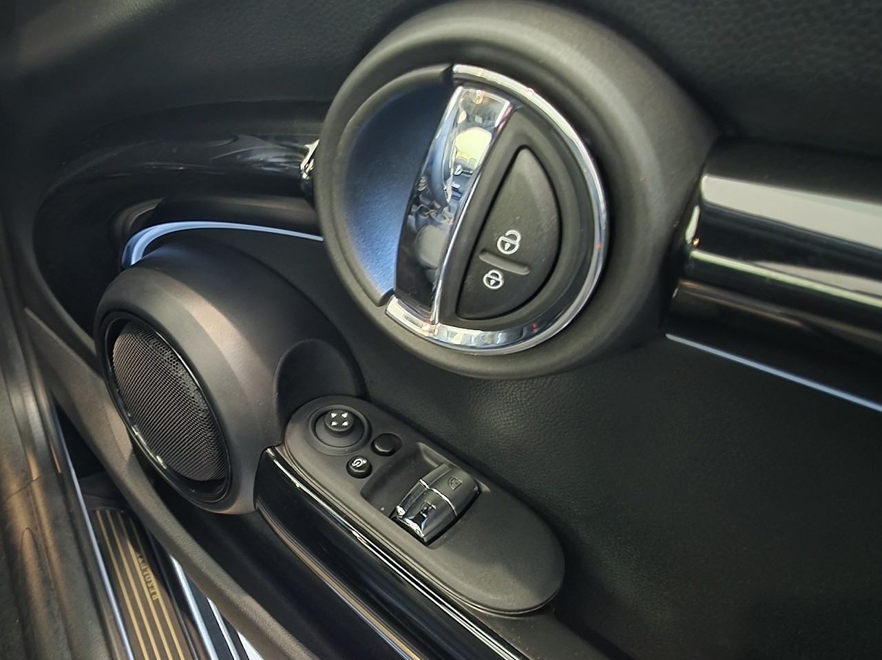 MINI Cooper SE Hatch The Resolute