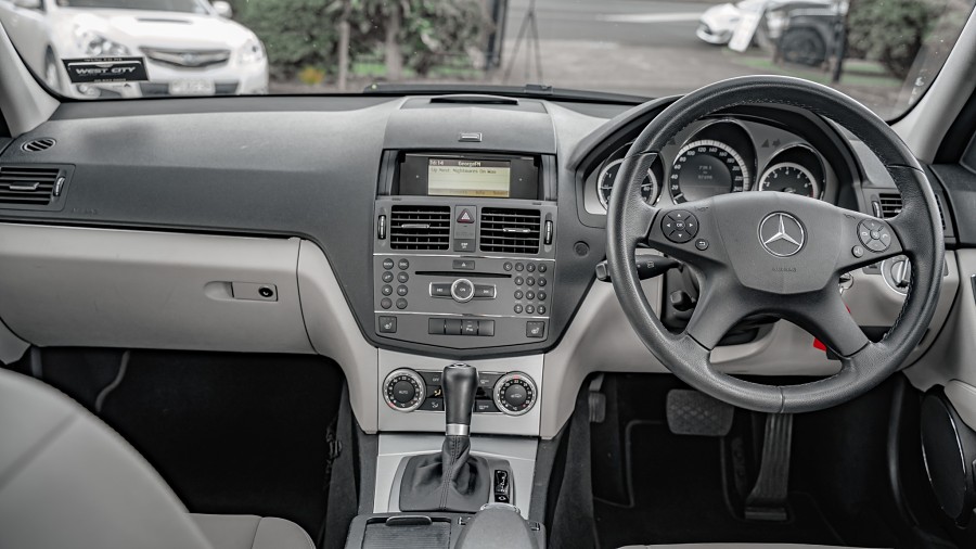 2010 Mercedes-Benz C 250 10