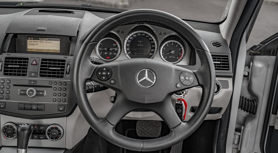 2010 Mercedes-Benz C 250 11