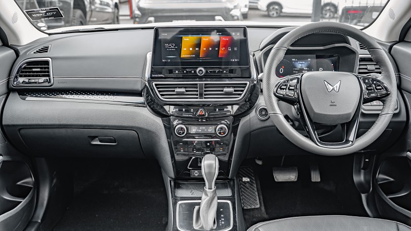 2025 Mahindra XUV3XO 10