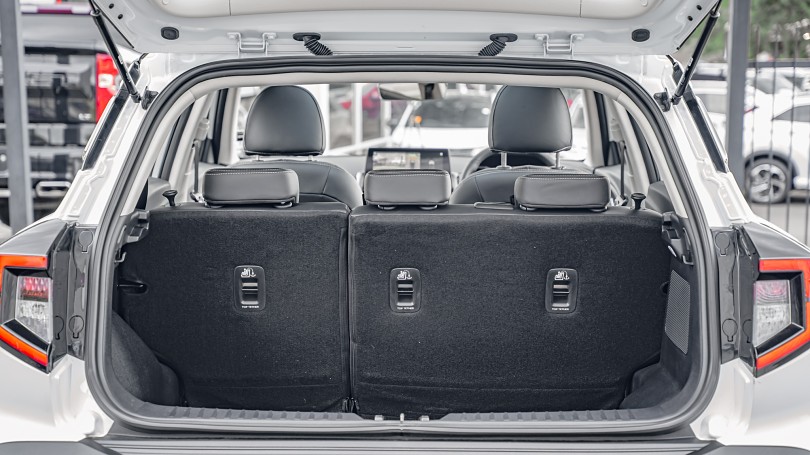 2025 Mahindra XUV3XO 18