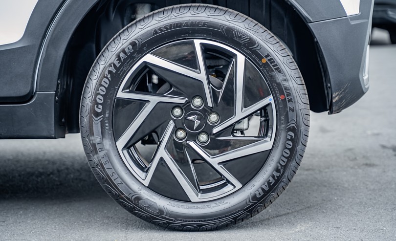 2025 Mahindra XUV3XO 7