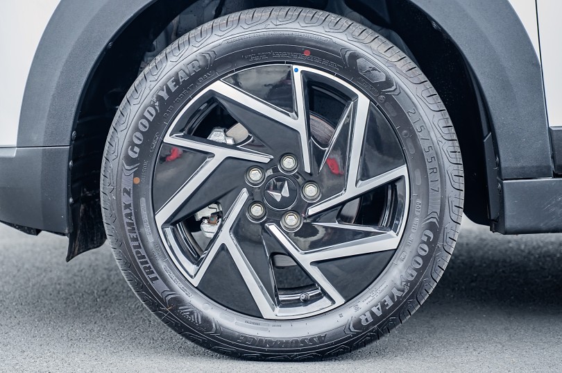 2025 Mahindra XUV3XO 6