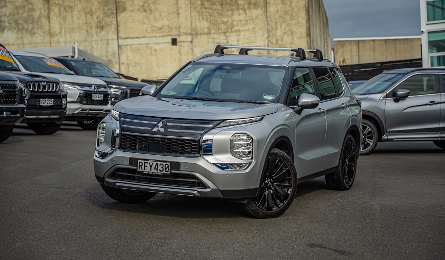 2025 Mitsubishi Outlander 1