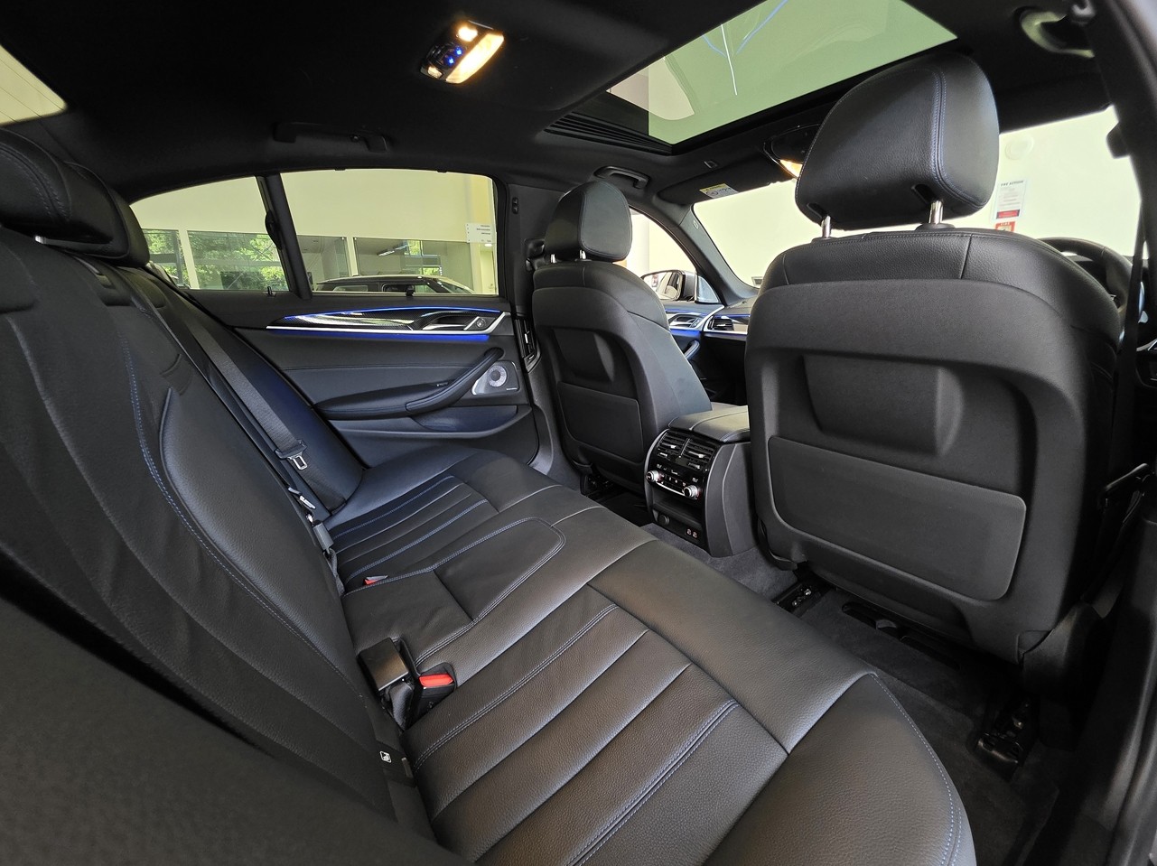BMW M550i xDrive Sedan M Performance
