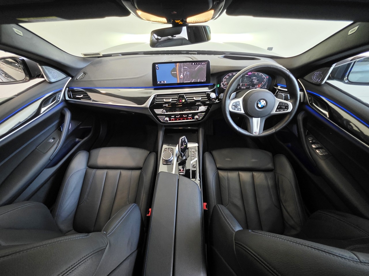 BMW M550i xDrive Sedan M Performance