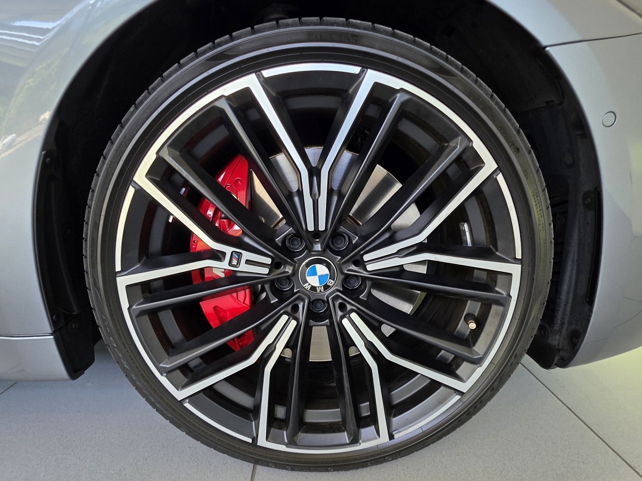 BMW M550i xDrive Sedan M Performance