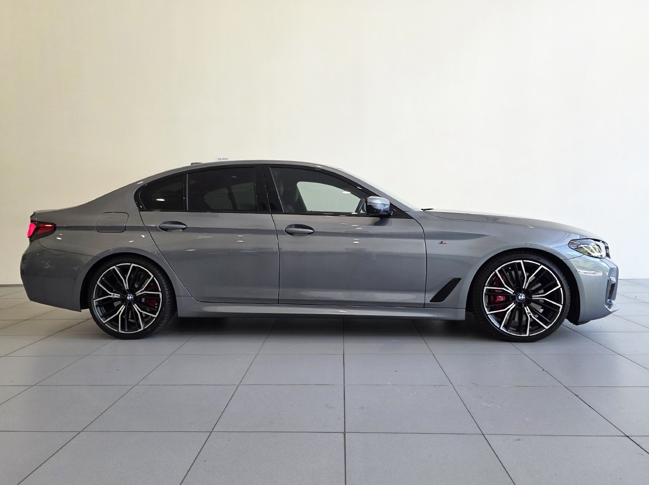 BMW M550i xDrive Sedan M Performance