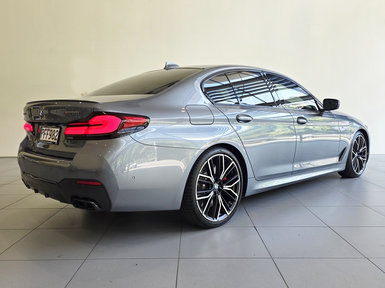 BMW M550i xDrive Sedan M Performance