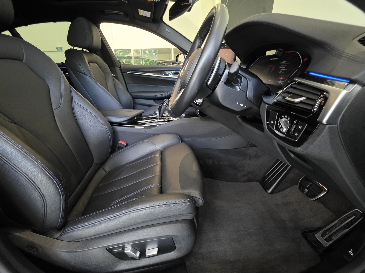 BMW M550i xDrive Sedan M Performance