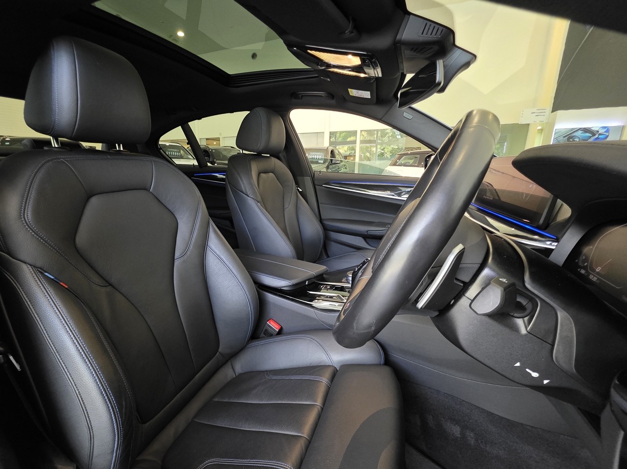 BMW M550i xDrive Sedan M Performance