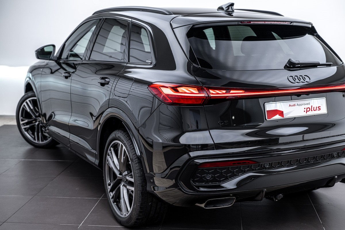 Audi Q5 E-HYBRID S LINE