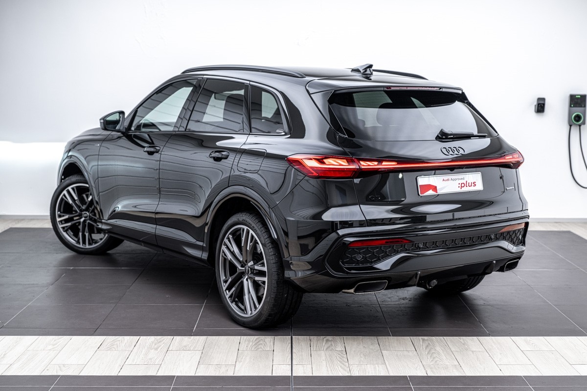 Audi Q5 E-HYBRID S LINE