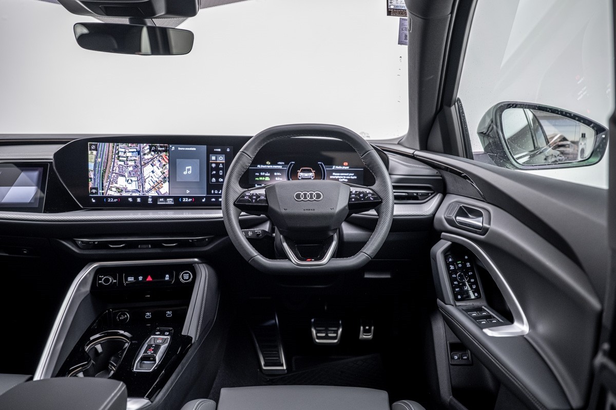 Audi Q5 E-HYBRID S LINE