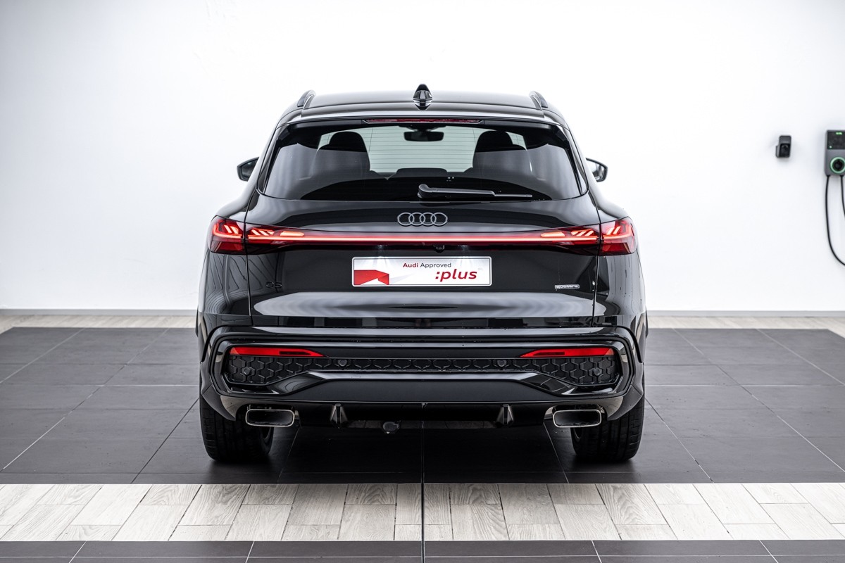 Audi Q5 E-HYBRID S LINE
