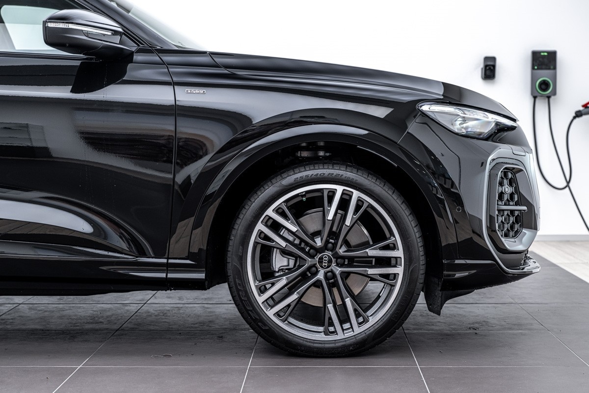 Audi Q5 E-HYBRID S LINE