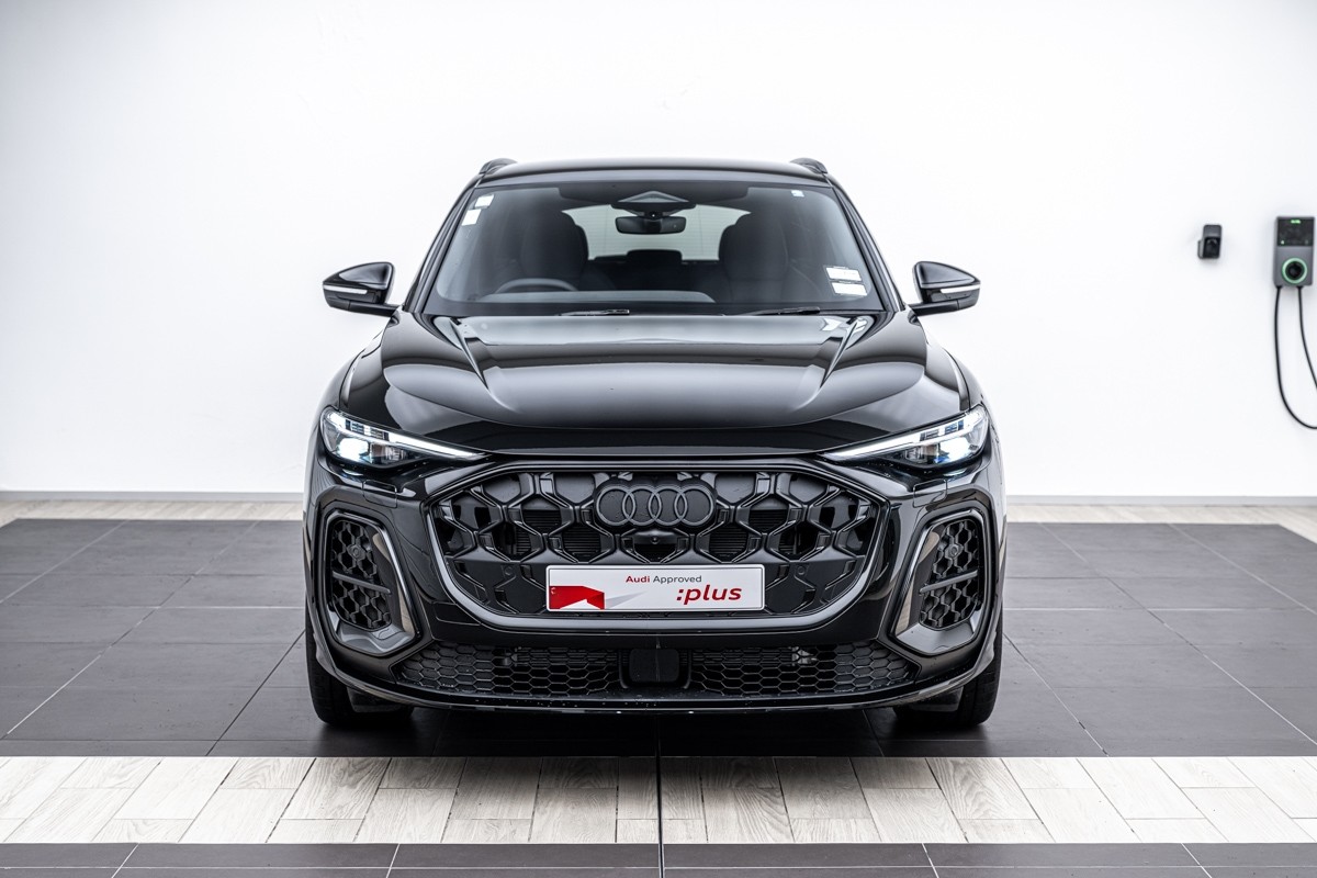 Audi Q5 E-HYBRID S LINE