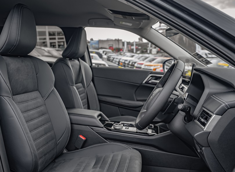 2026 Mitsubishi Outlander 8
