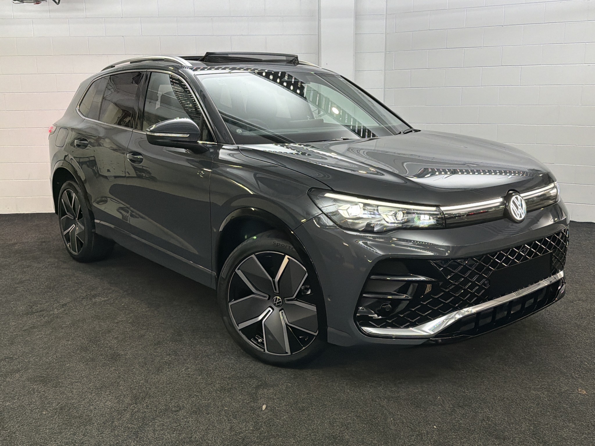 Volkswagen Tiguan R-LINE AWD Touring Package