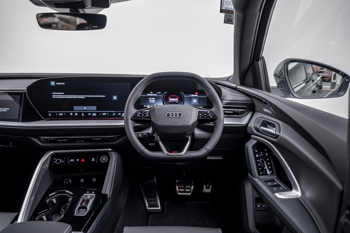 Audi Q5 E-HYBRID S LINE