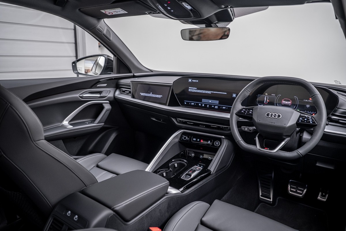 Audi Q5 E-HYBRID S LINE