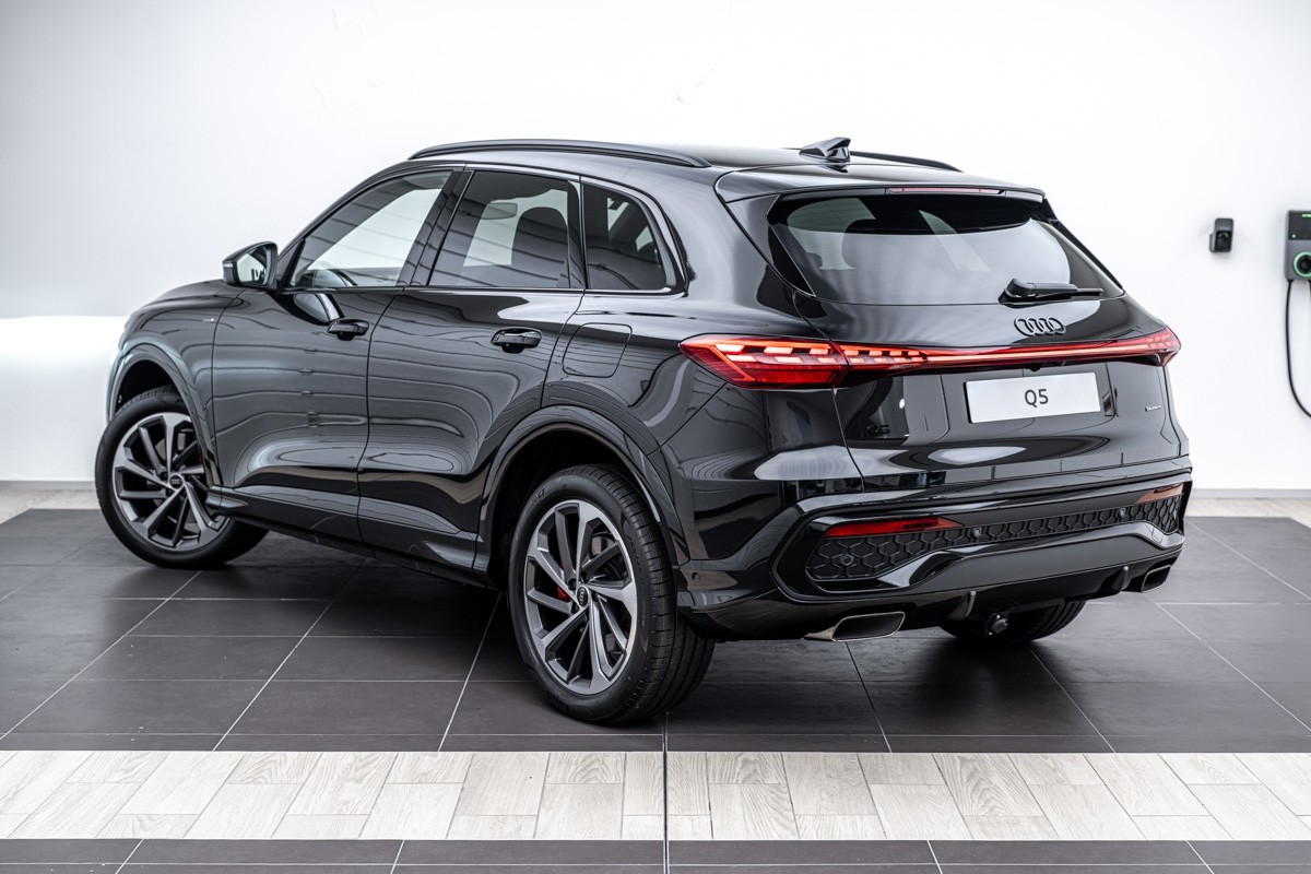 Audi Q5 E-HYBRID S LINE