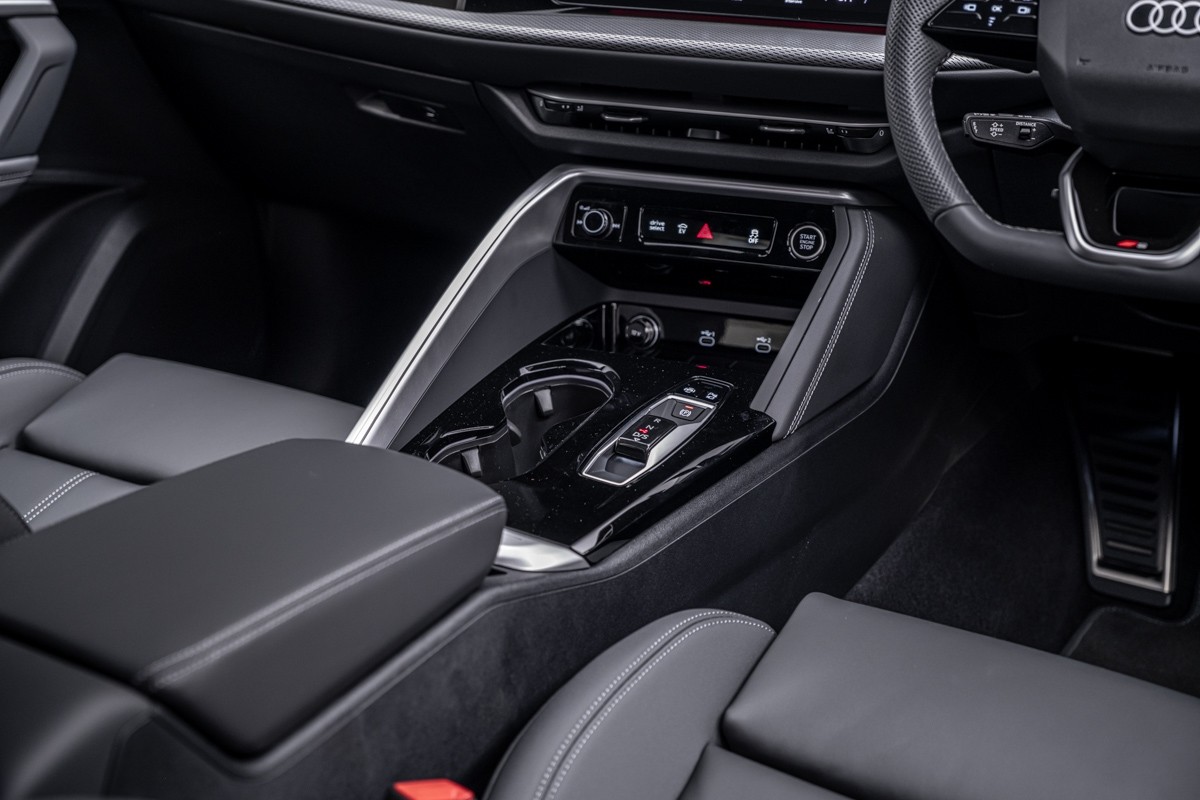 Audi Q5 E-HYBRID S LINE