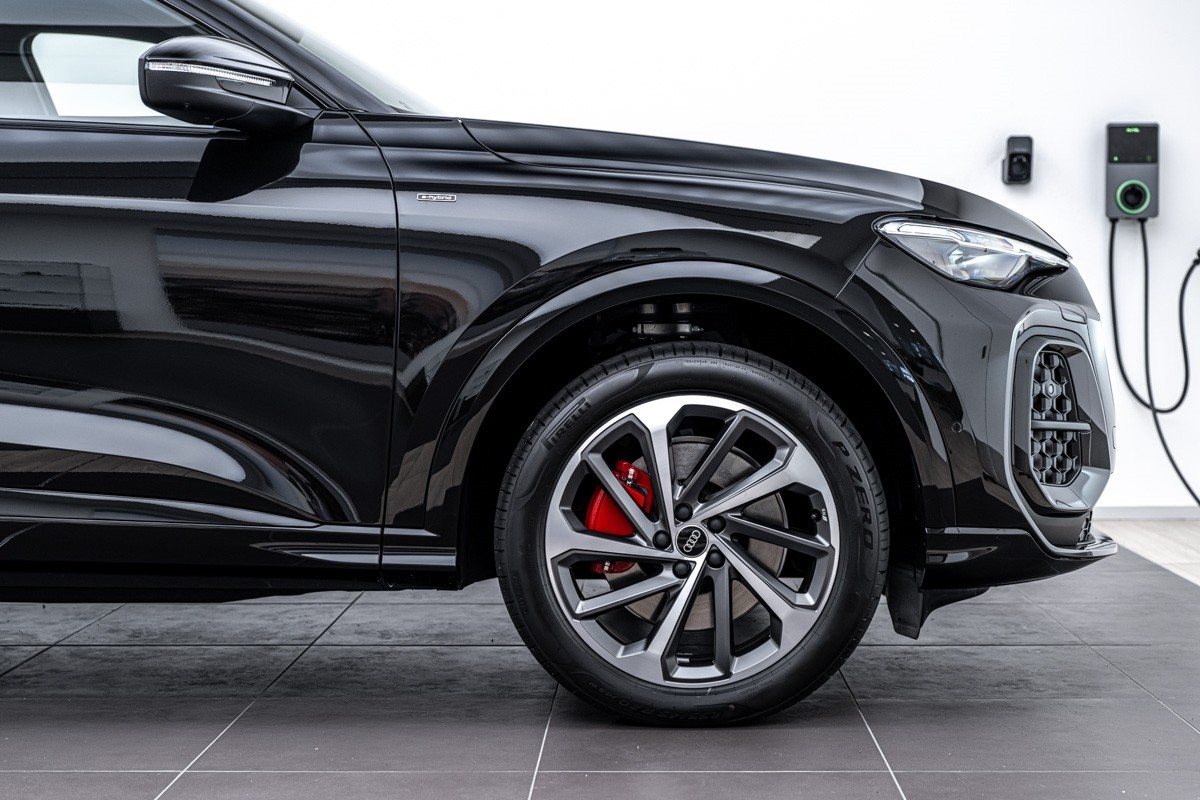 Audi Q5 E-HYBRID S LINE