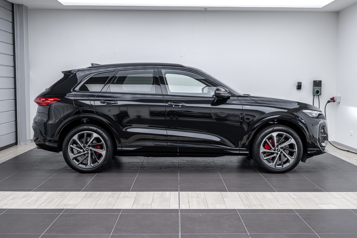 Audi Q5 E-HYBRID S LINE
